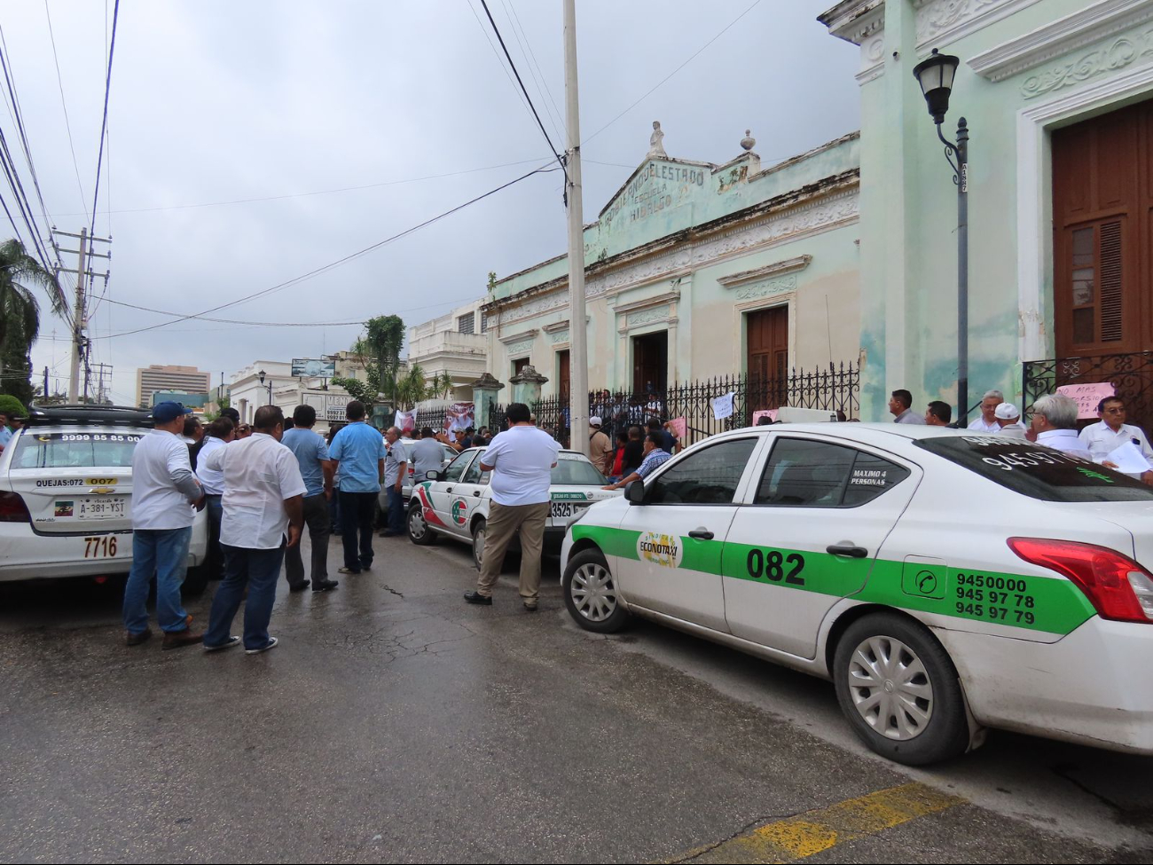 Los taxistas protestaron en el edificio de la calle 60 Los taxistas protestaron en el edificio de la calle 60