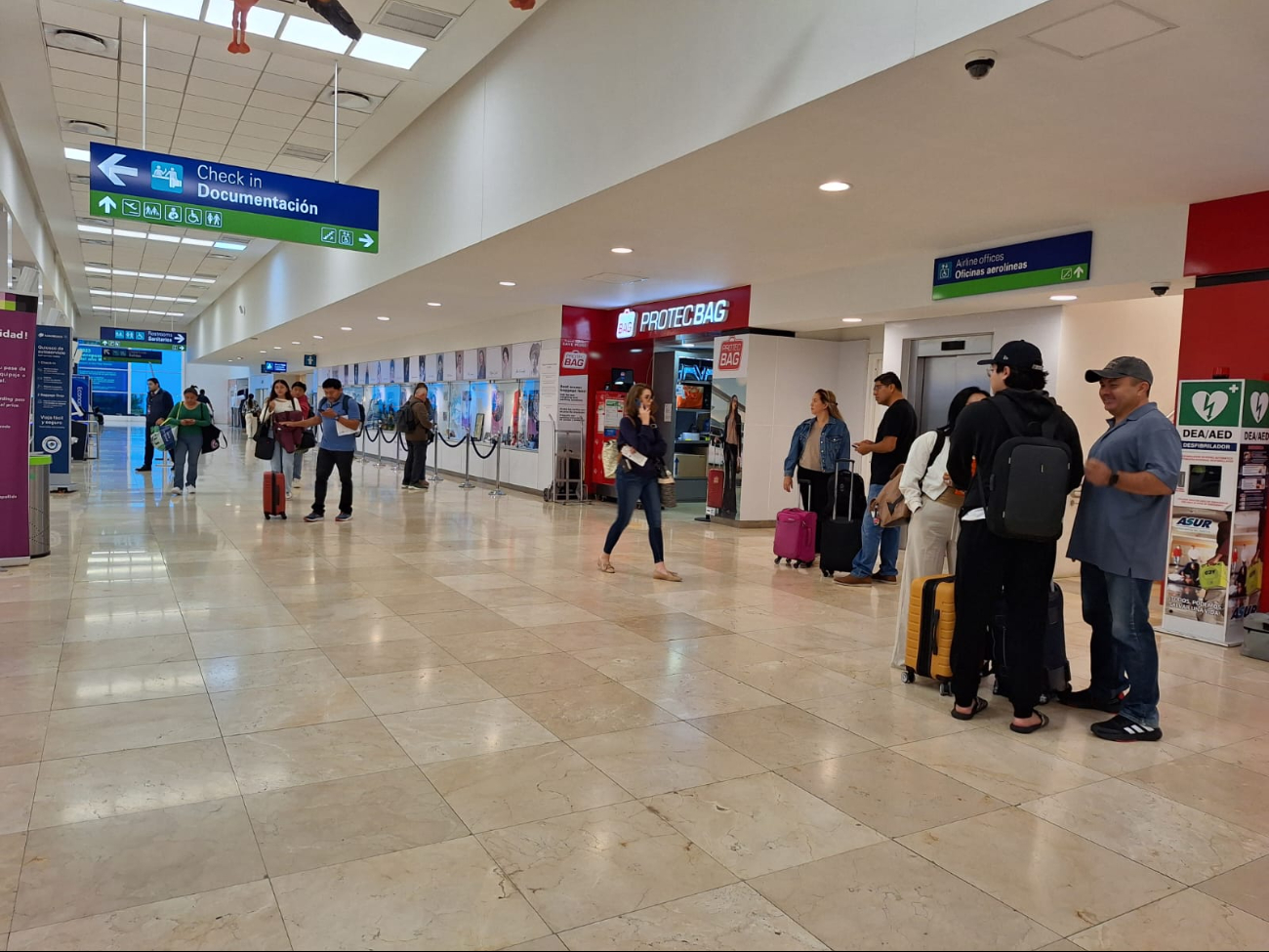 Pasajeros esperan a abordar sus vuelos en el aeropuerto de Mérida Pasajeros esperan a abordar sus vuelos en el aeropuerto de Mérida