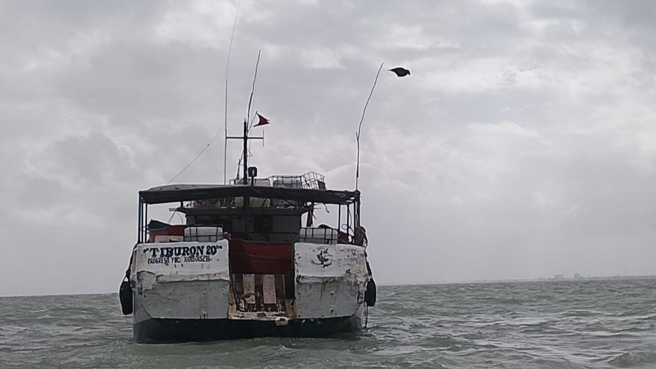 Tripulantes del "Tiburón 20" fueron rescatados por elementos de la Marina. Tripulantes del "Tiburón 20" fueron rescatados por elementos de la Marina.