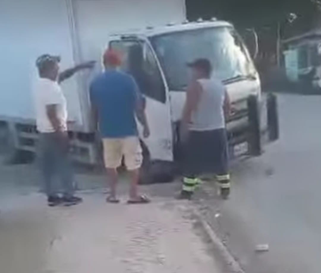 Varios ejidatarios ayudaron a sacar la llanta del camión después de una hora de trabajo Varios ejidatarios ayudaron a sacar la llanta del camión después de una hora de trabajo