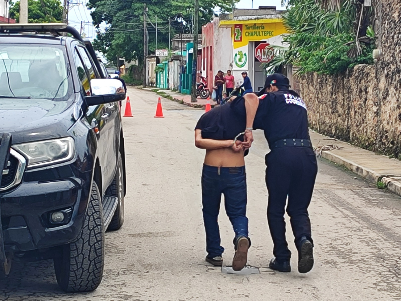 Autoridades detuvieron a un hombre y a una mujer acusados de presunto robo en Tizimín / Carlos Euán Autoridades detuvieron a un hombre y a una mujer acusados de presunto robo en Tizimín / Carlos Euán