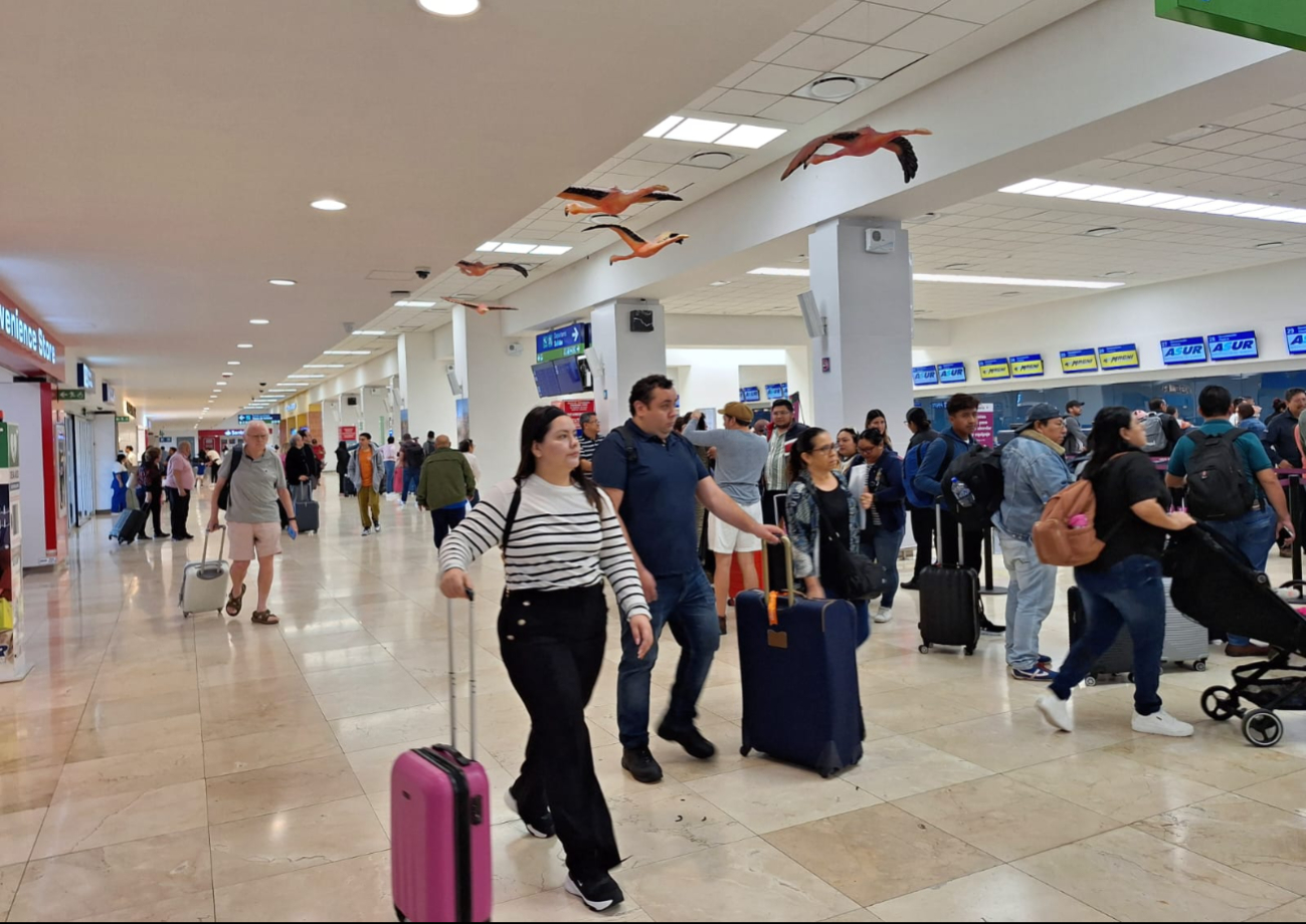 Los pasajeros esperan en el aeropuerto Los pasajeros esperan en el aeropuerto