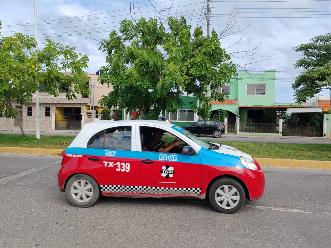 Reprueban taxistas de Campeche nuevas tarifas de este servicio / Alejandro Balan Reprueban taxistas de Campeche nuevas tarifas de este servicio / Alejandro Balan