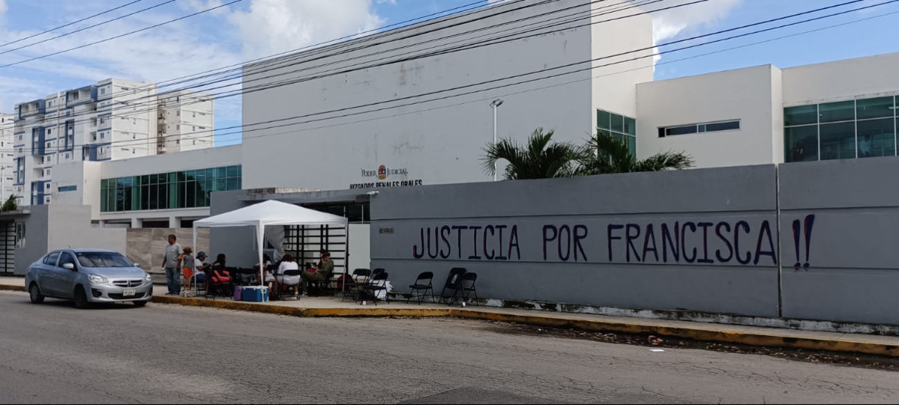 Madres buscadoras esperan fuera de los juzgados Madres buscadoras esperan fuera de los juzgados