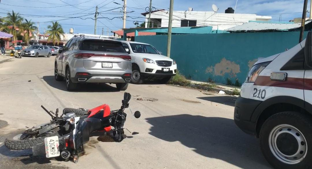 Motociclista lesionada tras chocar en colonia Lindavista Motociclista lesionada tras chocar en colonia Lindavista