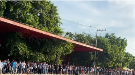 Trabajadores deben esperar en las largas filas para tomar transporte Trabajadores deben esperar en las largas filas para tomar transporte