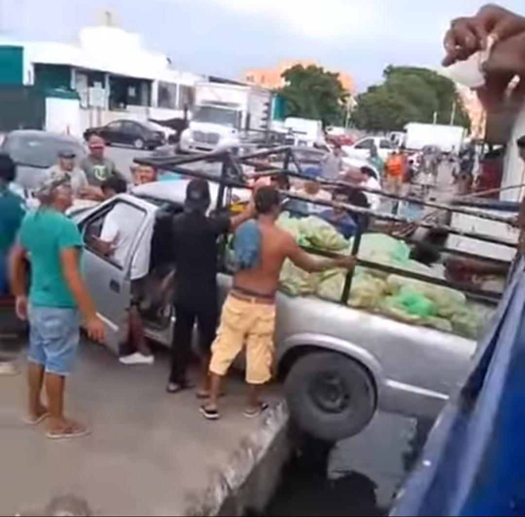Una camioneta en labores de avituallamiento fue rescatada cuando estuvo a punto de caer al mar Una camioneta en labores de avituallamiento fue rescatada cuando estuvo a punto de caer al mar