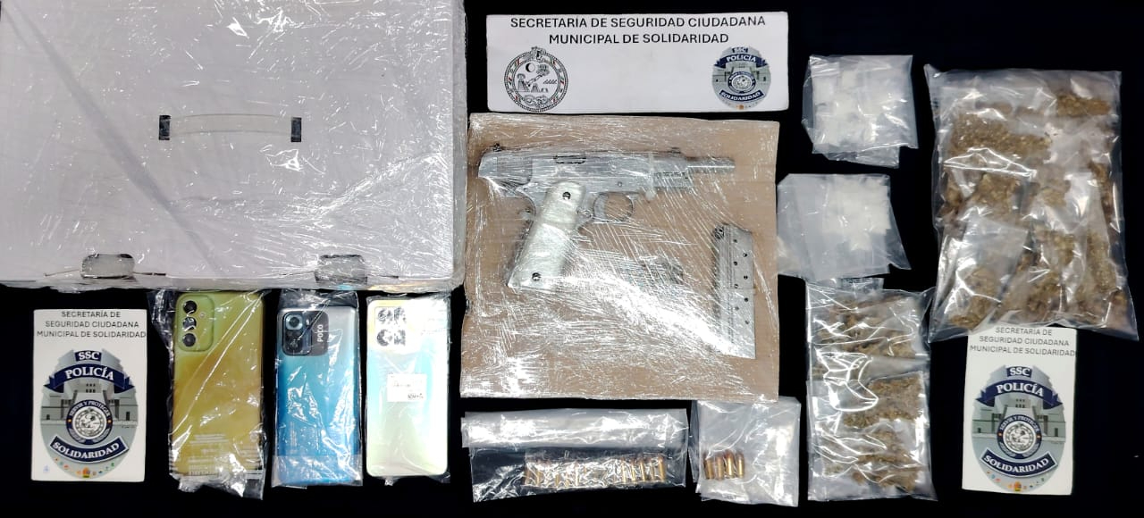 Armas de fuego y múltiples posibles narcóticos fueron confiscados. Armas de fuego y múltiples posibles narcóticos fueron confiscados.