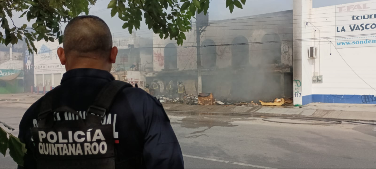 Debido a la basura acumulada en el interior del edificio, el incendio logró propagarse Debido a la basura acumulada en el interior del edificio, el incendio logró propagarse