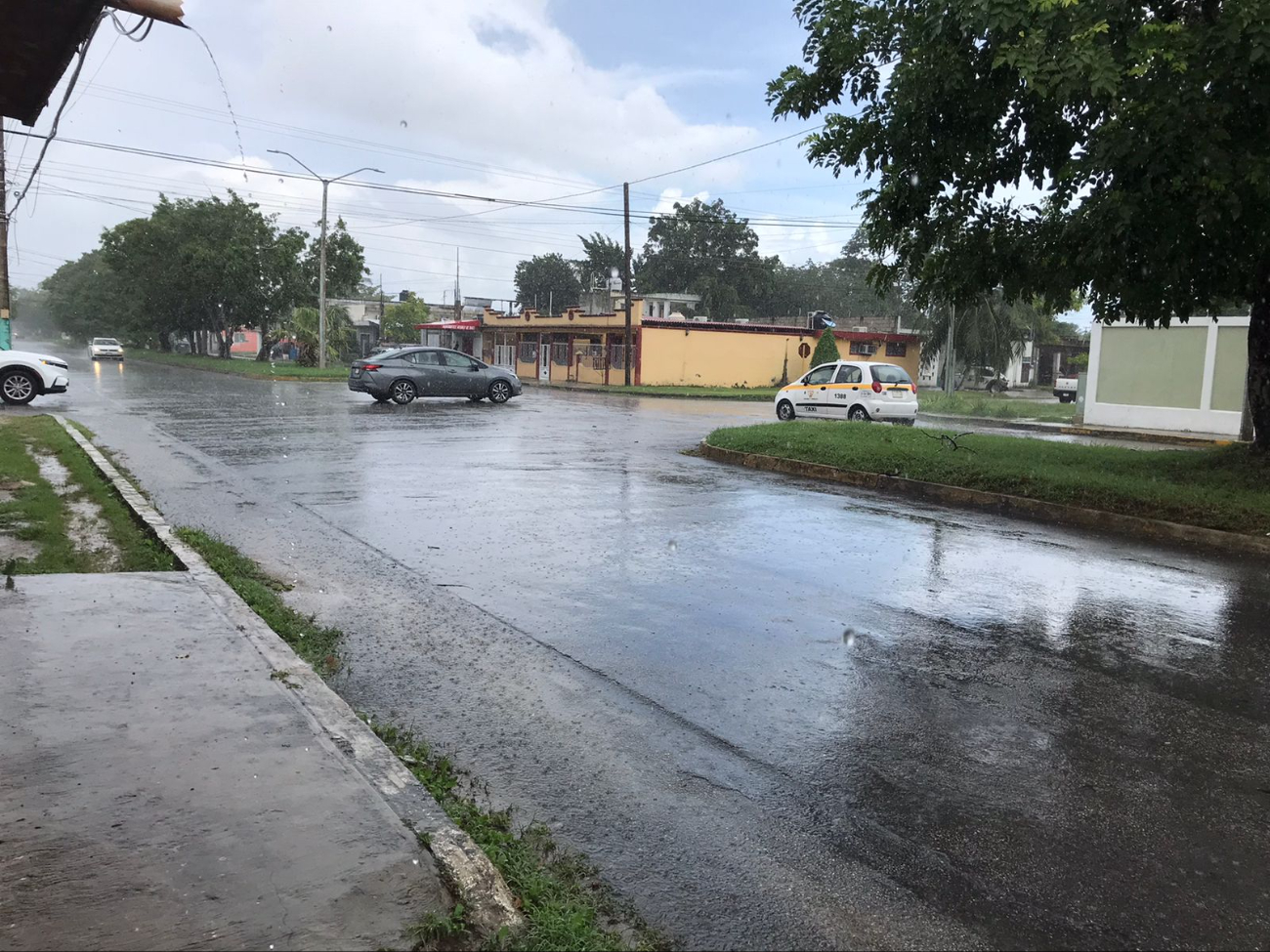 Debido a la basura en las calles, las inundaciones han estado más presentes Debido a la basura en las calles, las inundaciones han estado más presentes