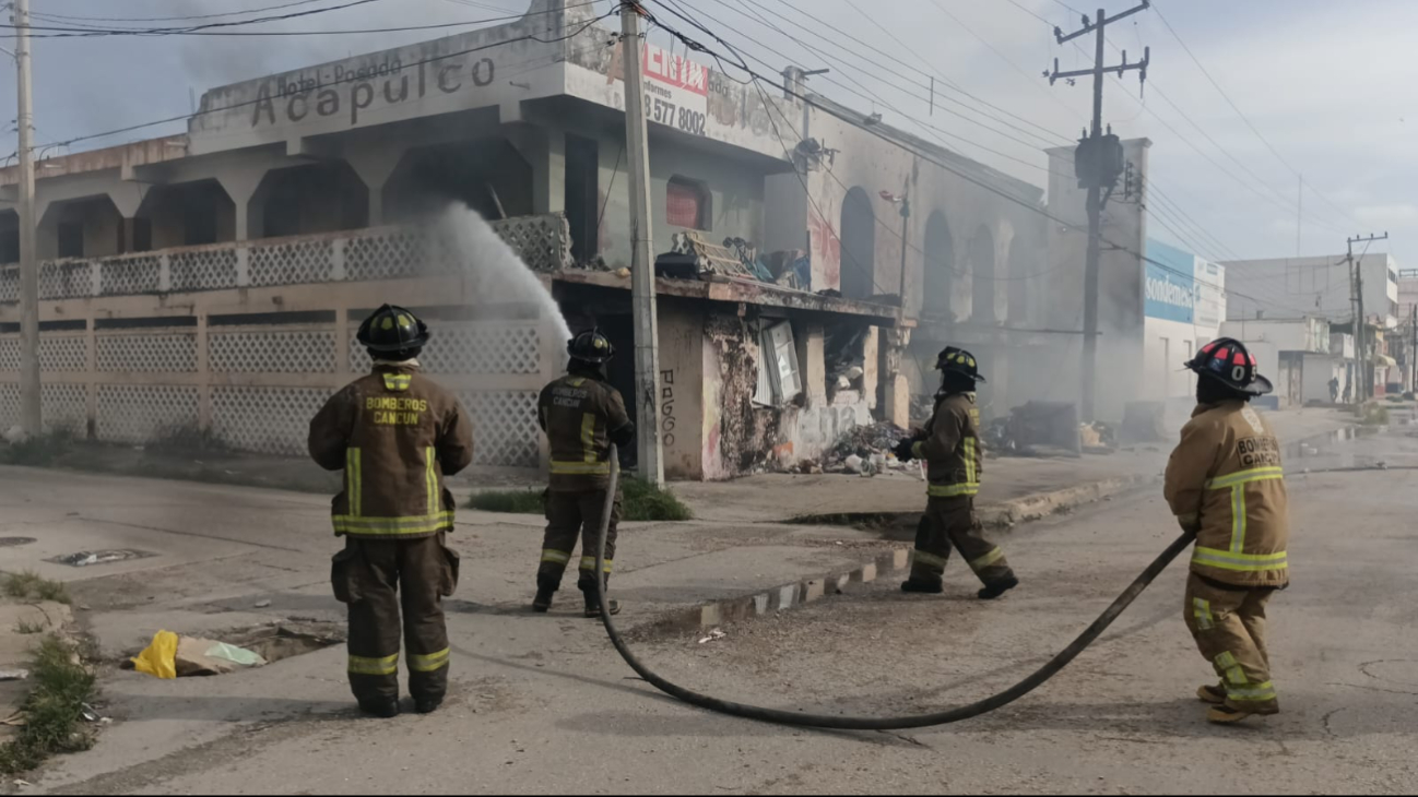 Se incendia basura al interior de dos edificios abandonados en Cancún
