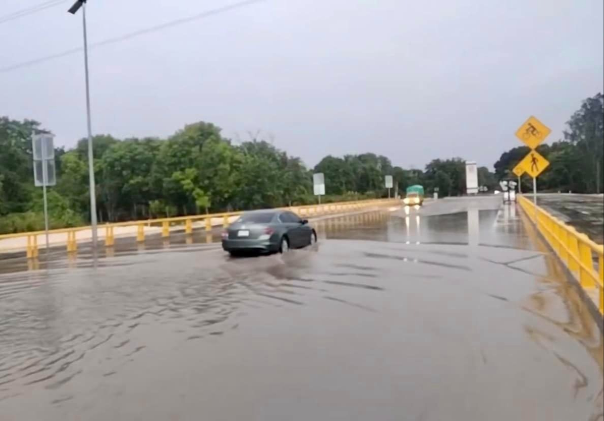 La intensa lluvia también provocó la inundación de múltiples áreas en la región. La intensa lluvia también provocó la inundación de múltiples áreas en la región.