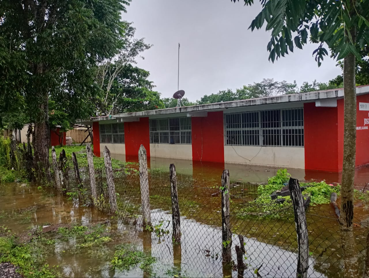 Severas lluvias provocaronn inundaciones en escuelas. Severas lluvias provocaronn inundaciones en escuelas.