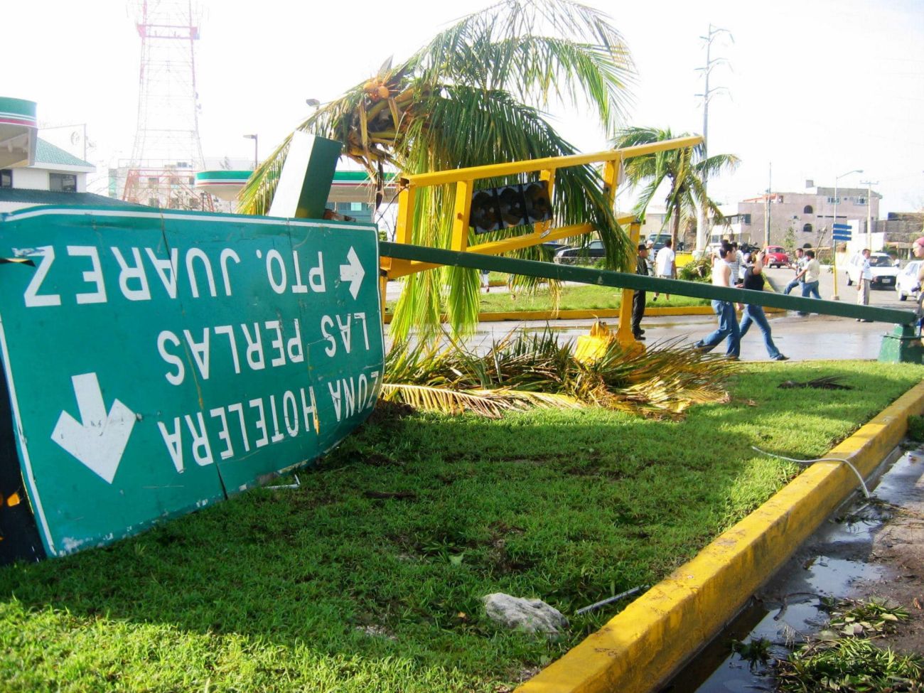 Estructuras viales como letreros habían caído en distintas áreas de Cancún
