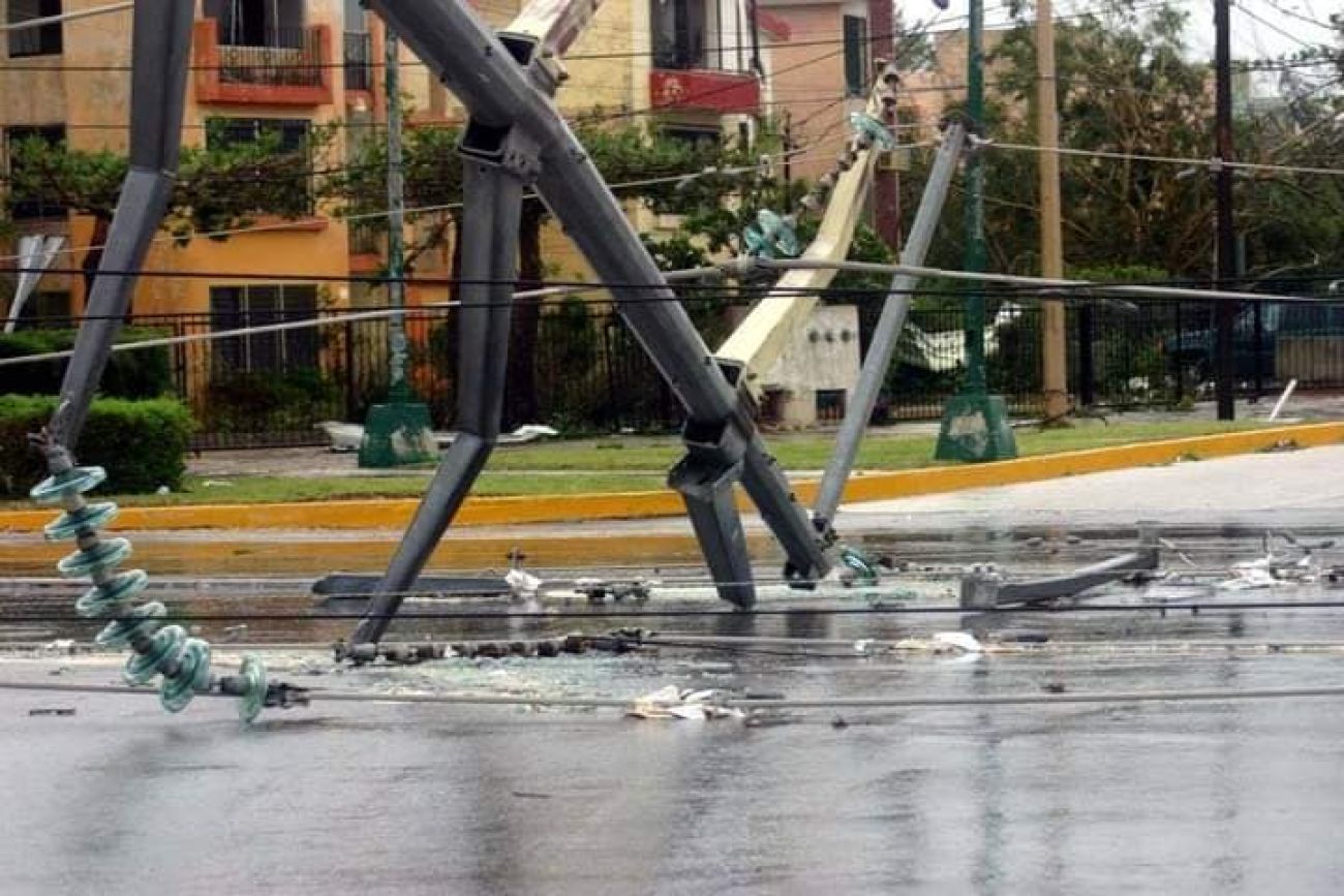 Miles de potes de luz y fuentes de electricidad cayeron debido a los fuertes vientos de Wilma