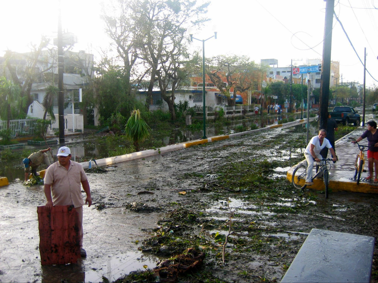 Además de las zonas turísticas, otras áreas de Cancún sufrieron severos daños Además de las zonas turísticas, otras áreas de Cancún sufrieron severos daños