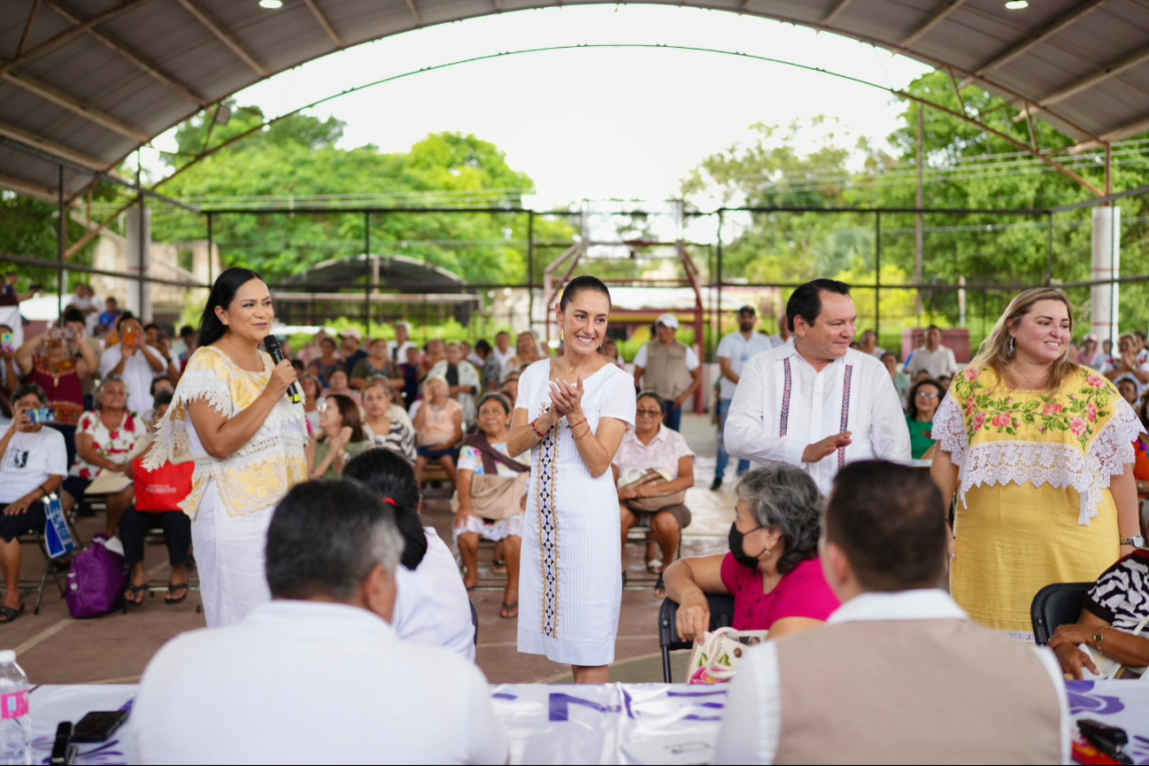 Presidenta Claudia Sheinbaum sorprende a mujeres en registro a pensión Bienestar