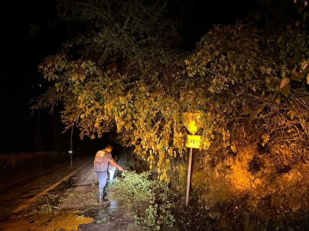 Continúan las labores de atención del Ayuntamiento de Calakmul en coordinación con Seprocicam y Sedena Continúan las labores de atención del Ayuntamiento de Calakmul en coordinación con Seprocicam y Sedena