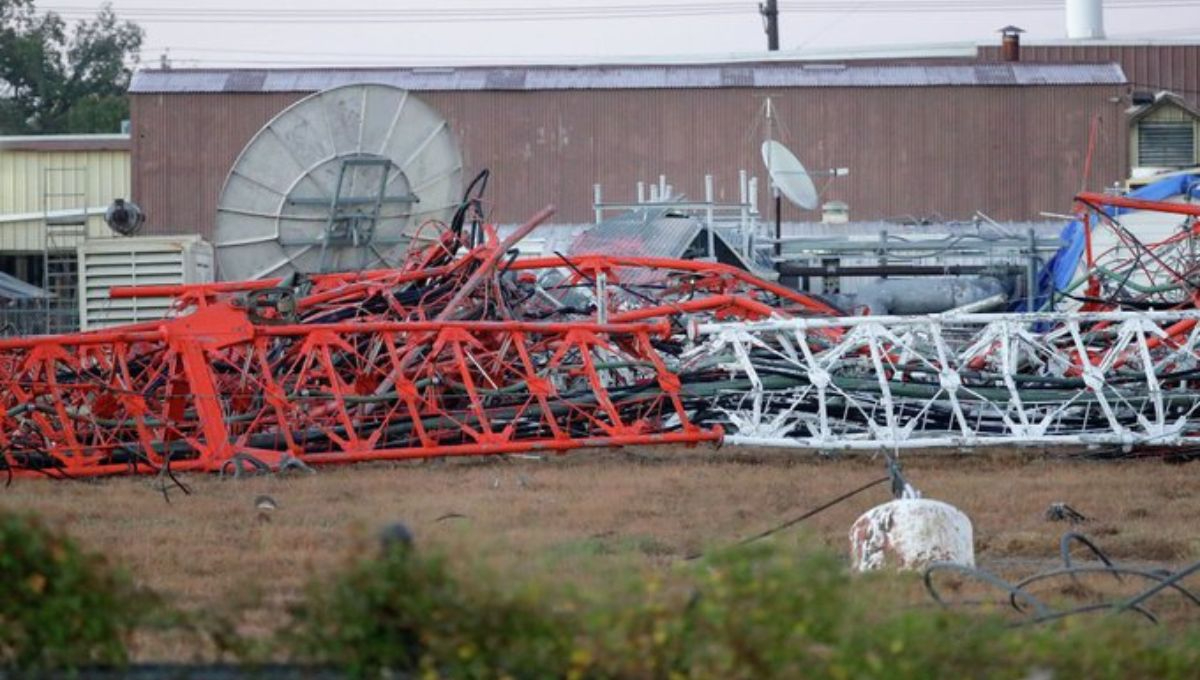 Cuatro personas, incluido un menor, murieron en Houston tras la caída de un helicóptero que chocó contra una torre de comunicaciones Cuatro personas, incluido un menor, murieron en Houston tras la caída de un helicóptero que chocó contra una torre de comunicaciones