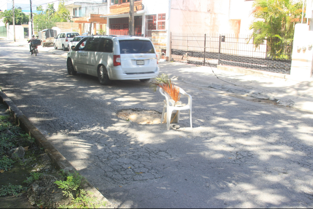 Debido al peligro de los baches durante las noches, este tipo de señalamientos son útiles Debido al peligro de los baches durante las noches, este tipo de señalamientos son útiles