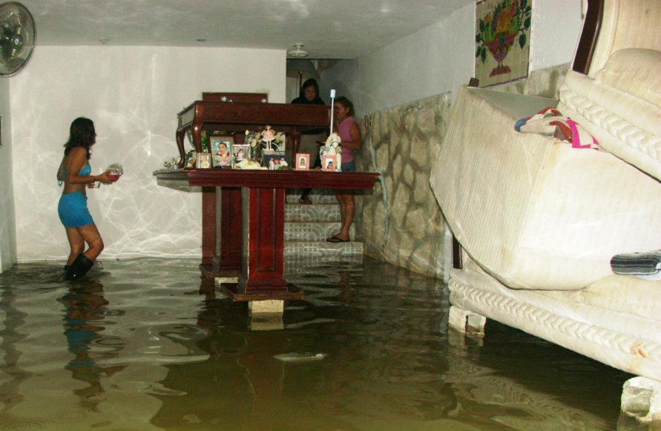 El agua inundó varias viviendas, causando miles de pérdidas materiales El agua inundó varias viviendas, causando miles de pérdidas materiales