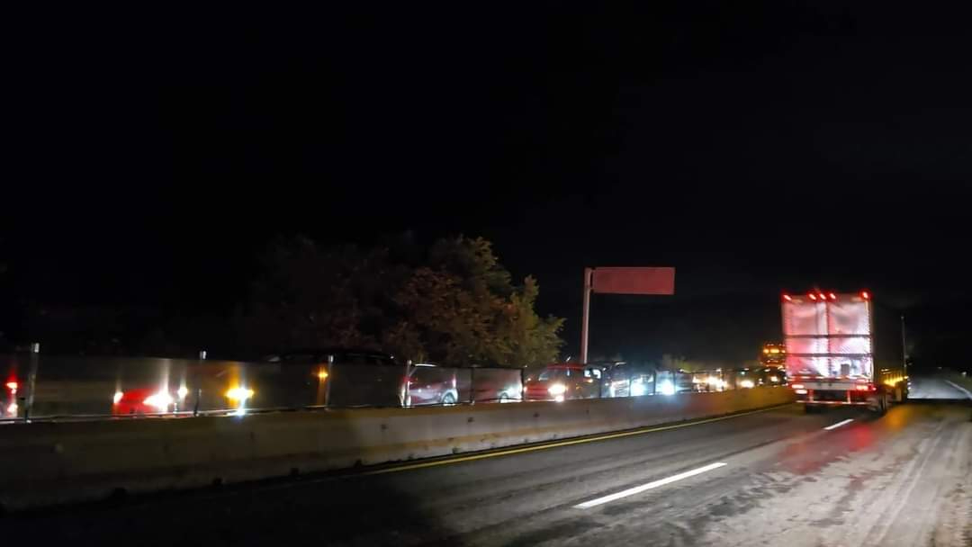 El tráiler chocó con un montículo de tierra, obstruyendo el carril hacia Champotón El tráiler chocó con un montículo de tierra, obstruyendo el carril hacia Champotón