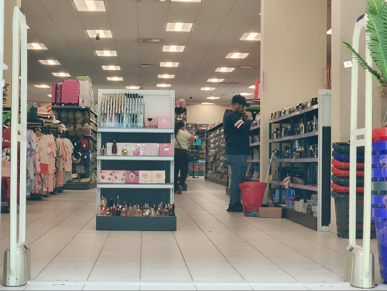 La presencia de tiendas chinas en Ciudad del Carmen representa una competencia desleal y afecta a la industria mexicana La presencia de tiendas chinas en Ciudad del Carmen representa una competencia desleal y afecta a la industria mexicana
