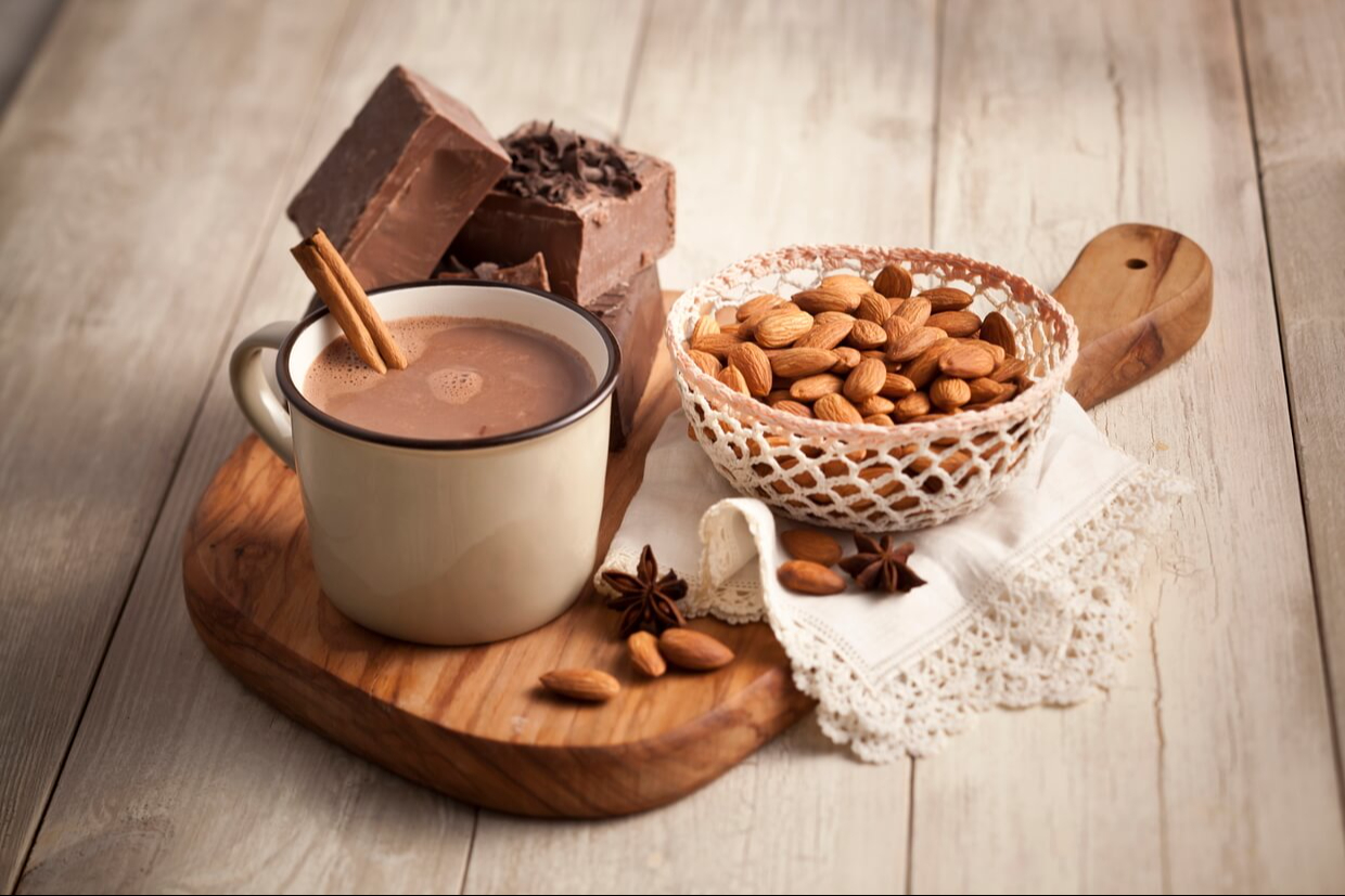 Las familias suelen moler el cacao para hacer el chocolate Las familias suelen moler el cacao para hacer el chocolate