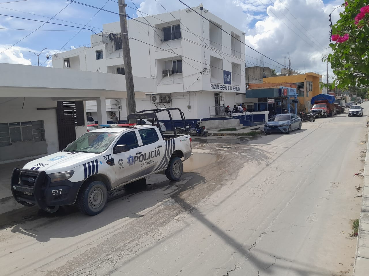 Los agentes encontraron una pistola en la cintura del sospechoso durante una revisión corporal Los agentes encontraron una pistola en la cintura del sospechoso durante una revisión corporal