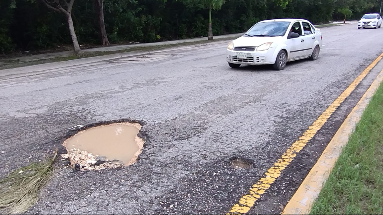 Otra de las afectaciones han sido los baches en diferentes calles debido a las lluvias Otra de las afectaciones han sido los baches en diferentes calles debido a las lluvias