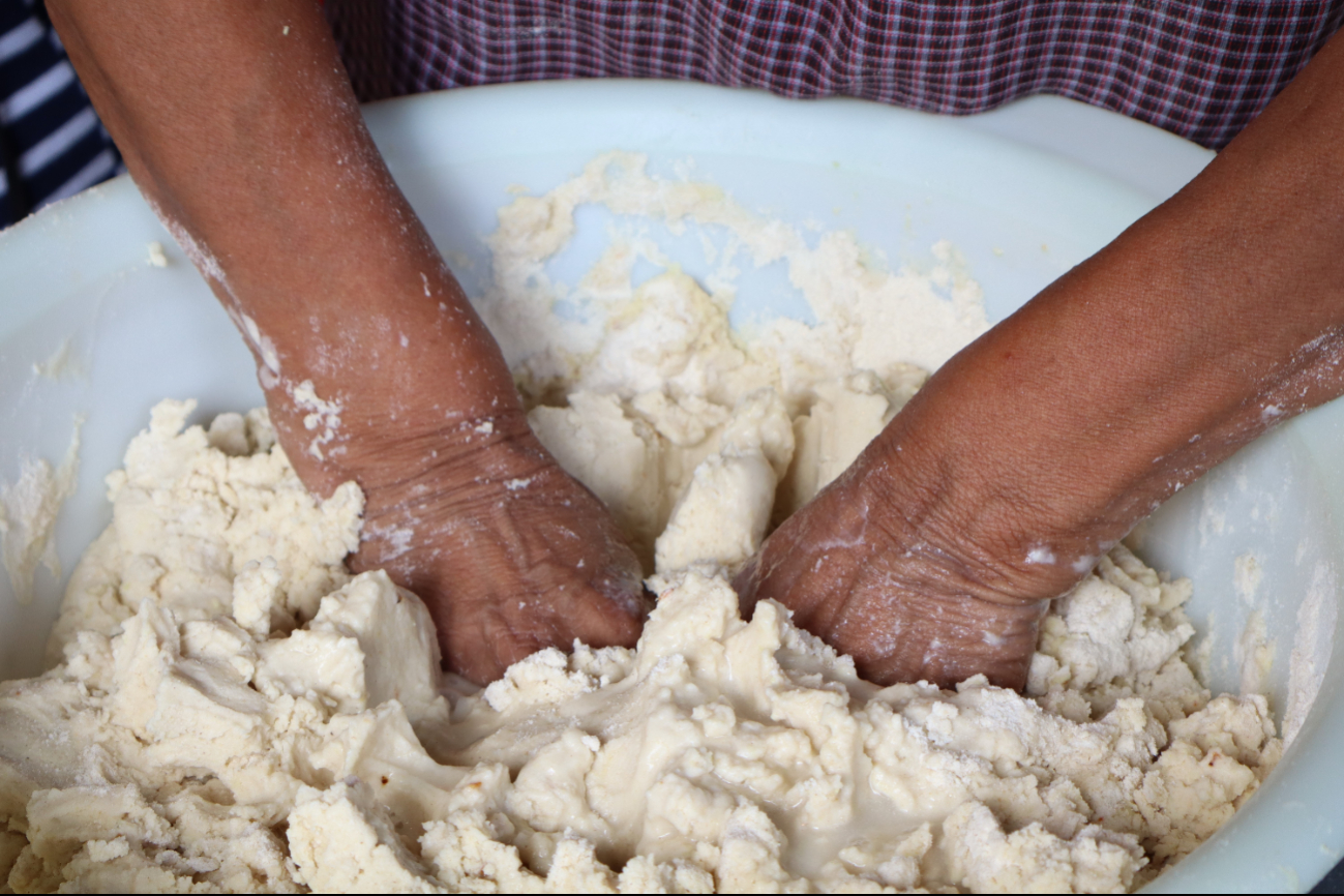 Ahora son las encargadas de enseñar a sus hijas y nietas cómo cocinar el alimento. Ahora son las encargadas de enseñar a sus hijas y nietas cómo cocinar el alimento.