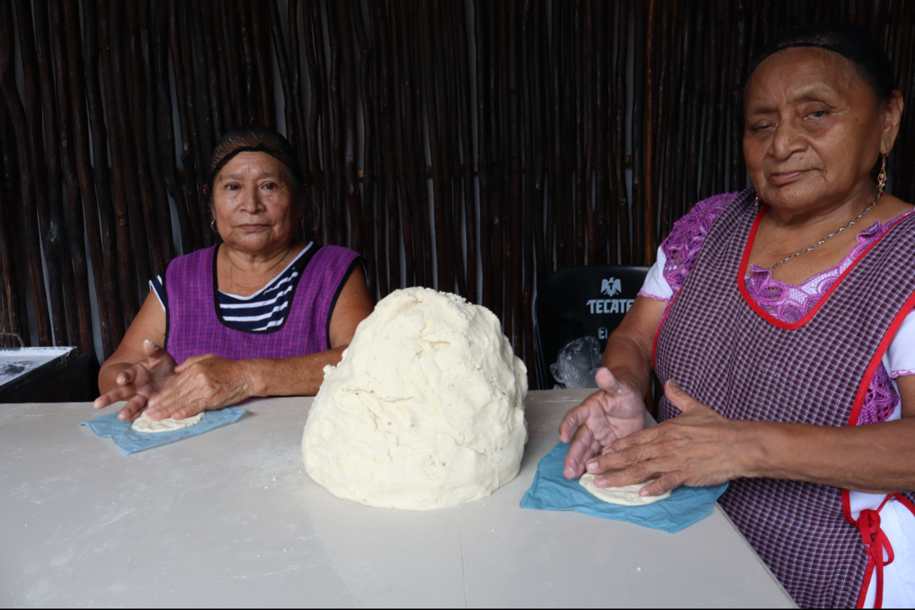 Ángela y Honorina han logrado que el arte de hacer mucbipollo no se pierda. Ángela y Honorina han logrado que el arte de hacer mucbipollo no se pierda.