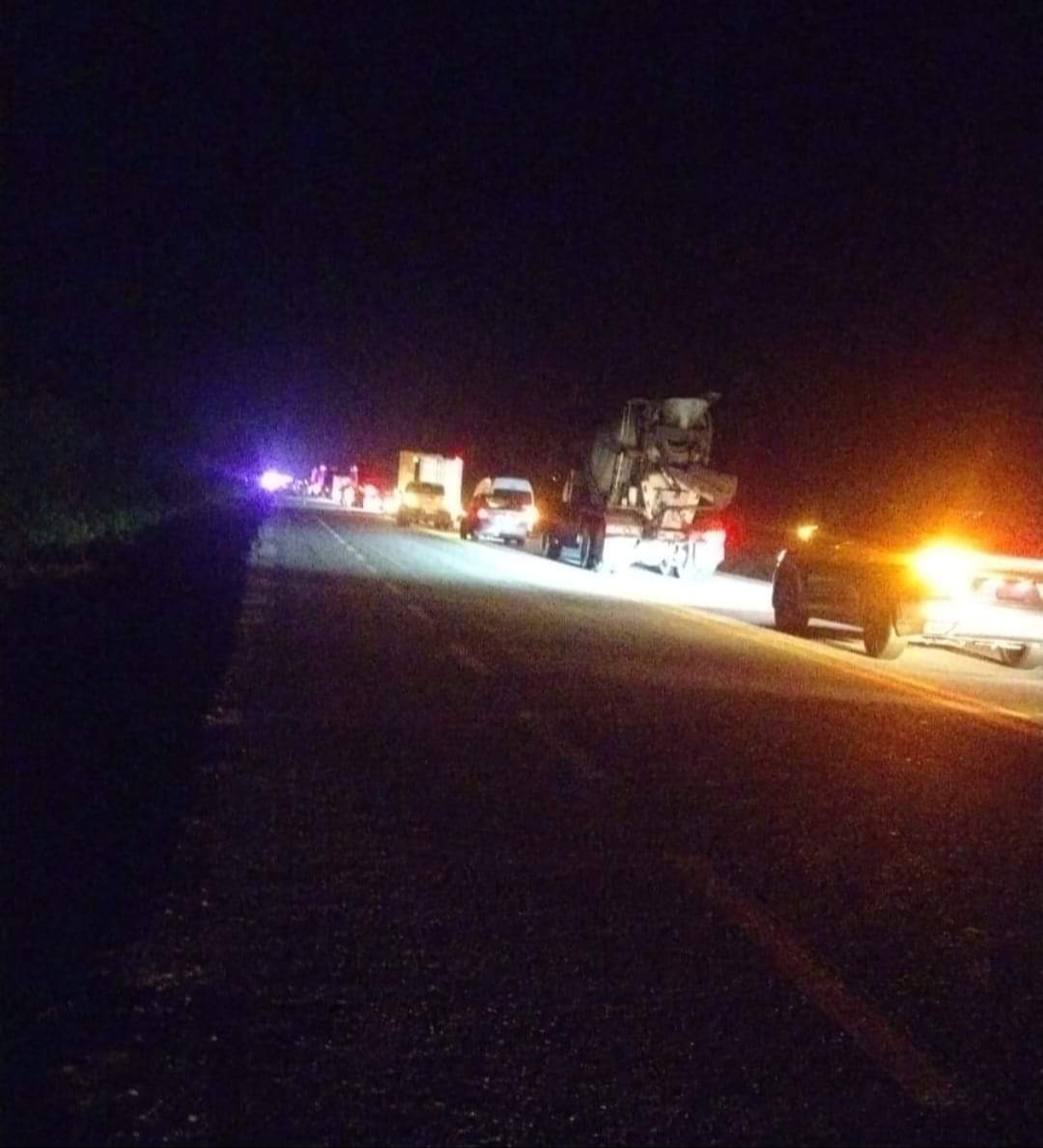 Bloqueo de carretera Bacalar-Limones continuó hasta en la noche. Bloqueo de carretera Bacalar-Limones continuó hasta en la noche.
