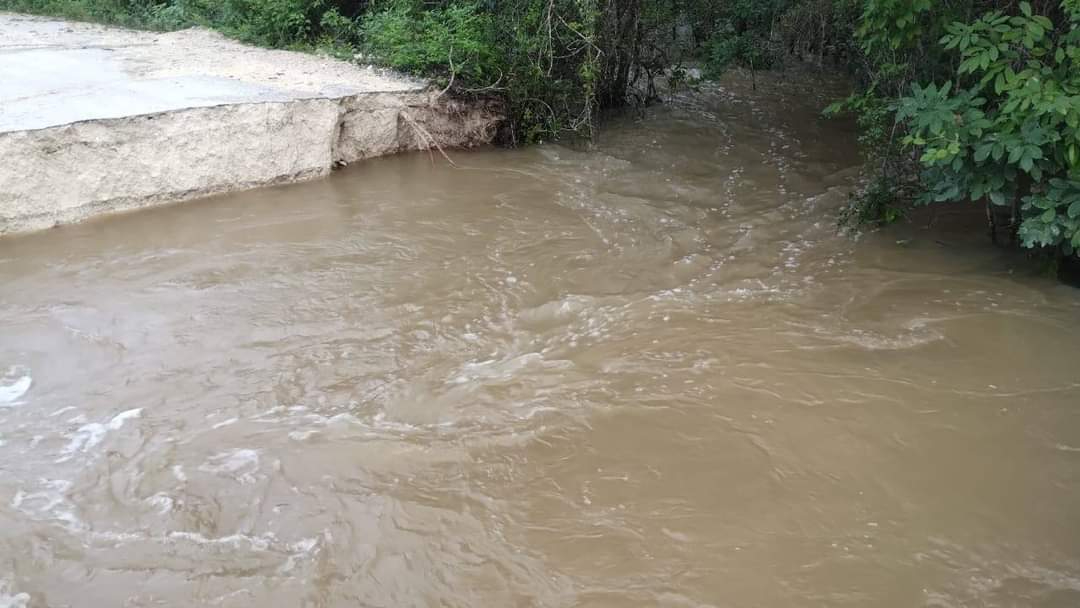 Debido al daño en la carretera, autoridades acordonaron la zona Debido al daño en la carretera, autoridades acordonaron la zona
