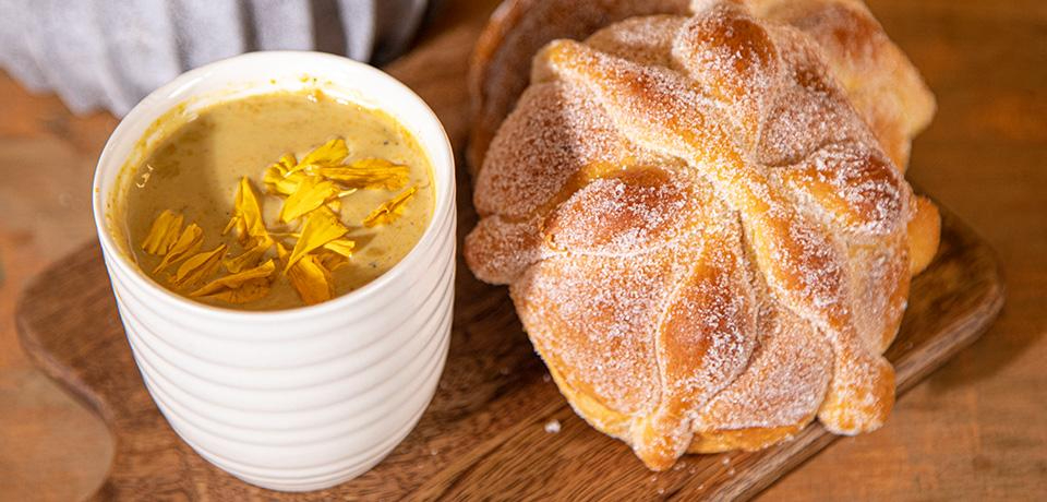 El atole de cempasúchil es una bebida tradicional para el Día de Muertos El atole de cempasúchil es una bebida tradicional para el Día de Muertos