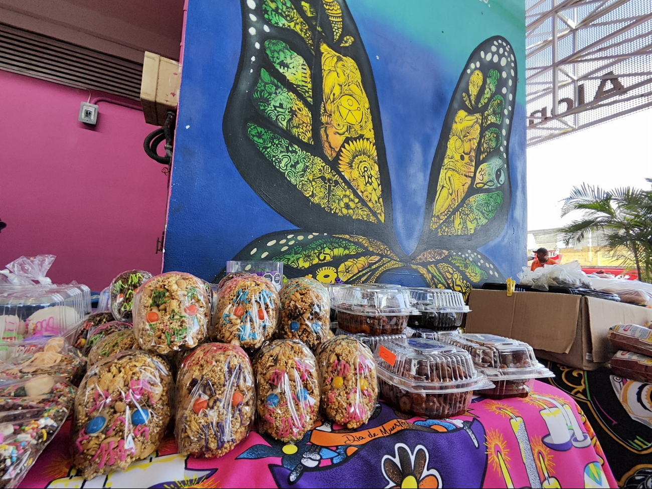 Han arrancado las ofertas de las calaveritas y las tradicionales “catrinas” en los puestos. Han arrancado las ofertas de las calaveritas y las tradicionales “catrinas” en los puestos.