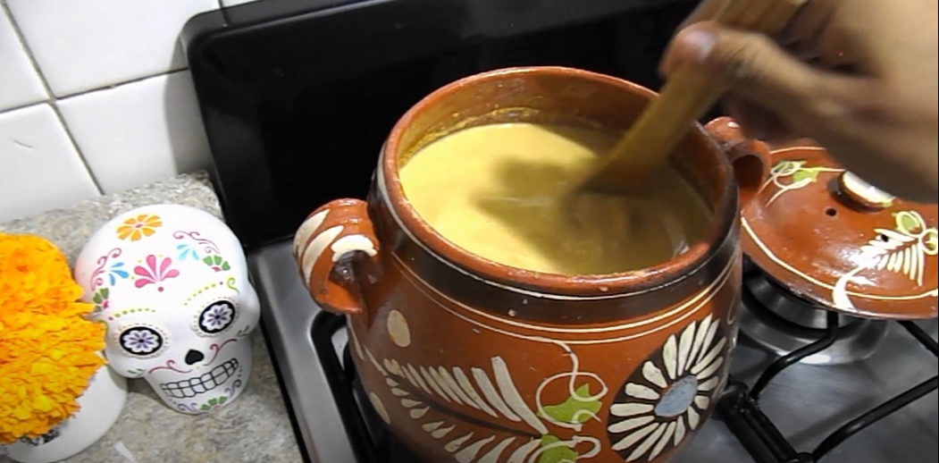 La base del atole se hace hirviendo agua con canela y piloncillo La base del atole se hace hirviendo agua con canela y piloncillo