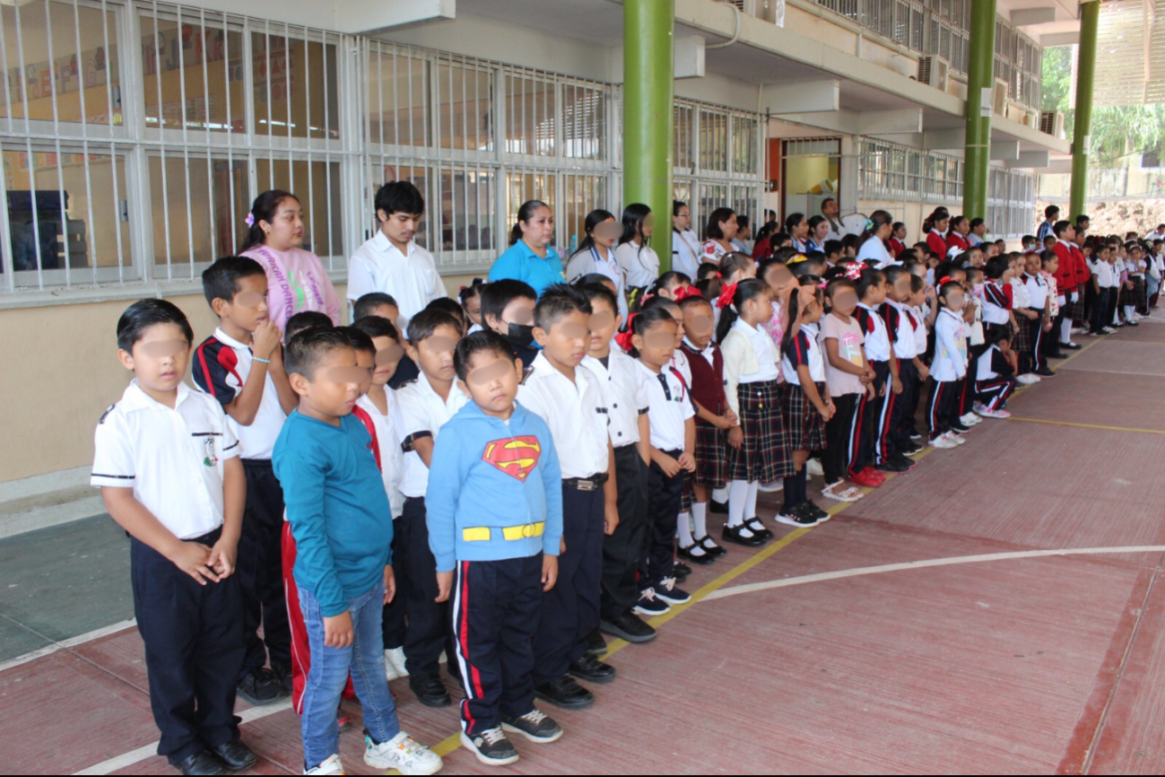 La escuela primaria "Presidente Lázaro Cárdenas" guardó un minuto de silencio La escuela primaria "Presidente Lázaro Cárdenas" guardó un minuto de silencio