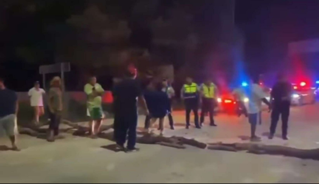 La inconformidad con la infraestructura de la carretera ha ocasionado que los manifestantes bloqueen el paso. La inconformidad con la infraestructura de la carretera ha ocasionado que los manifestantes bloqueen el paso.