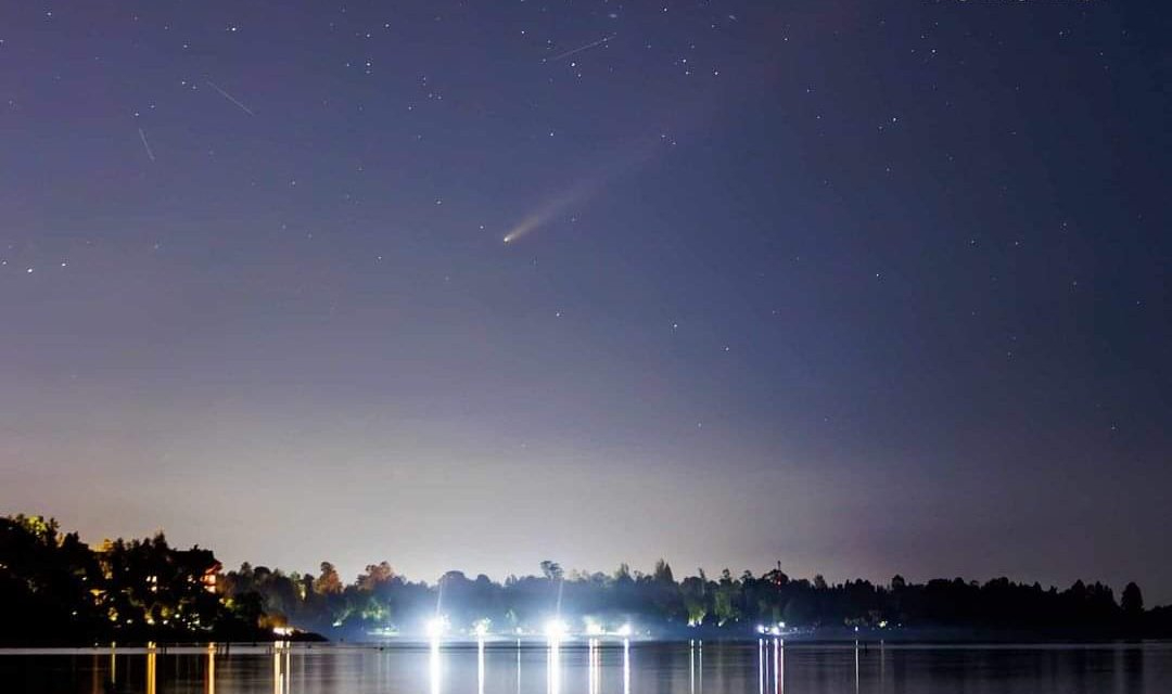 Los expertos recomiendan observarlo hacia el horizonte oeste una hora después de la puesta del sol. Los expertos recomiendan observarlo hacia el horizonte oeste una hora después de la puesta del sol.