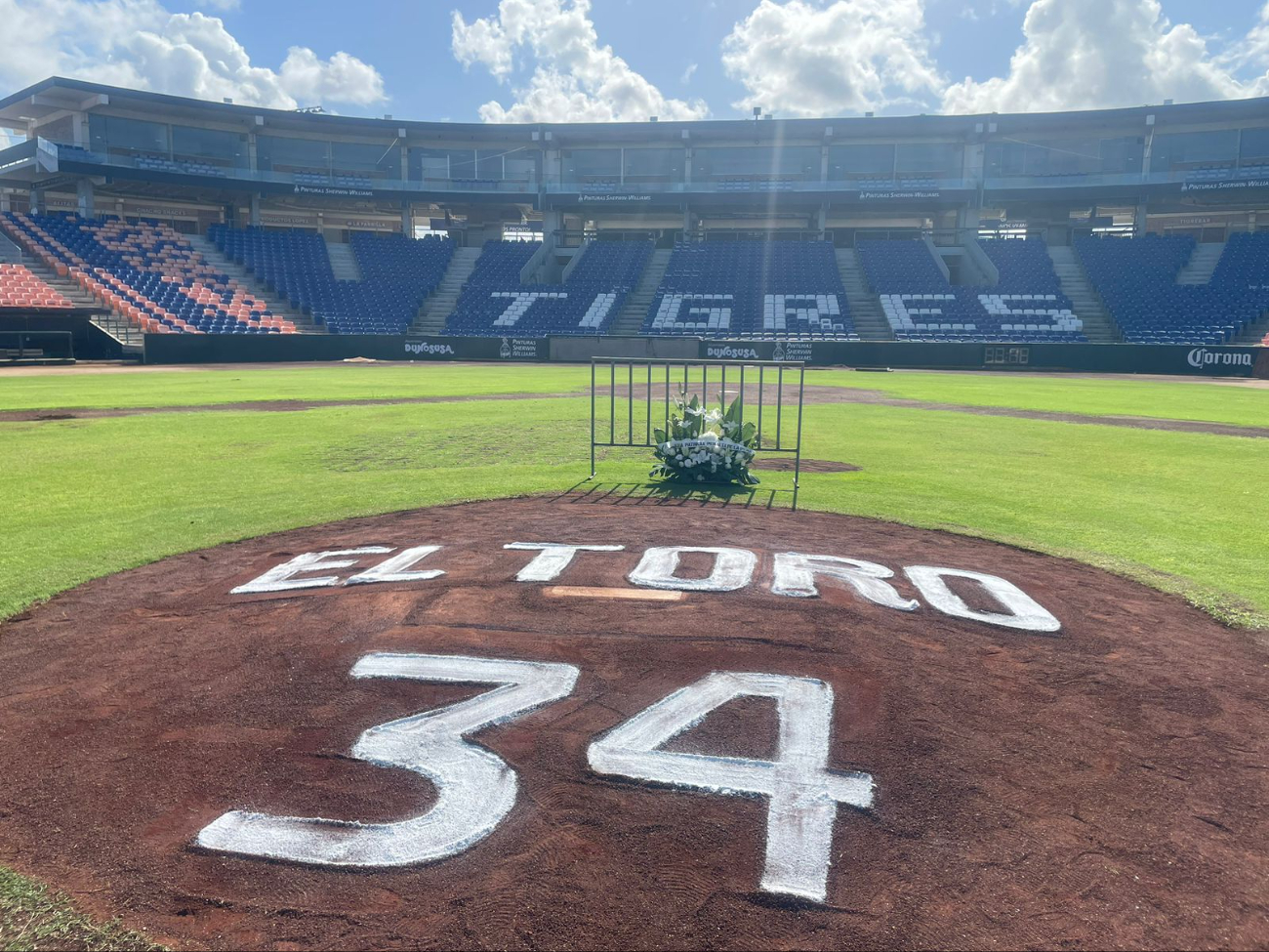 Administración del estadio escribieron el nombre y el número representativo del "Toro" Valenzuela Administración del estadio escribieron el nombre y el número representativo del "Toro" Valenzuela