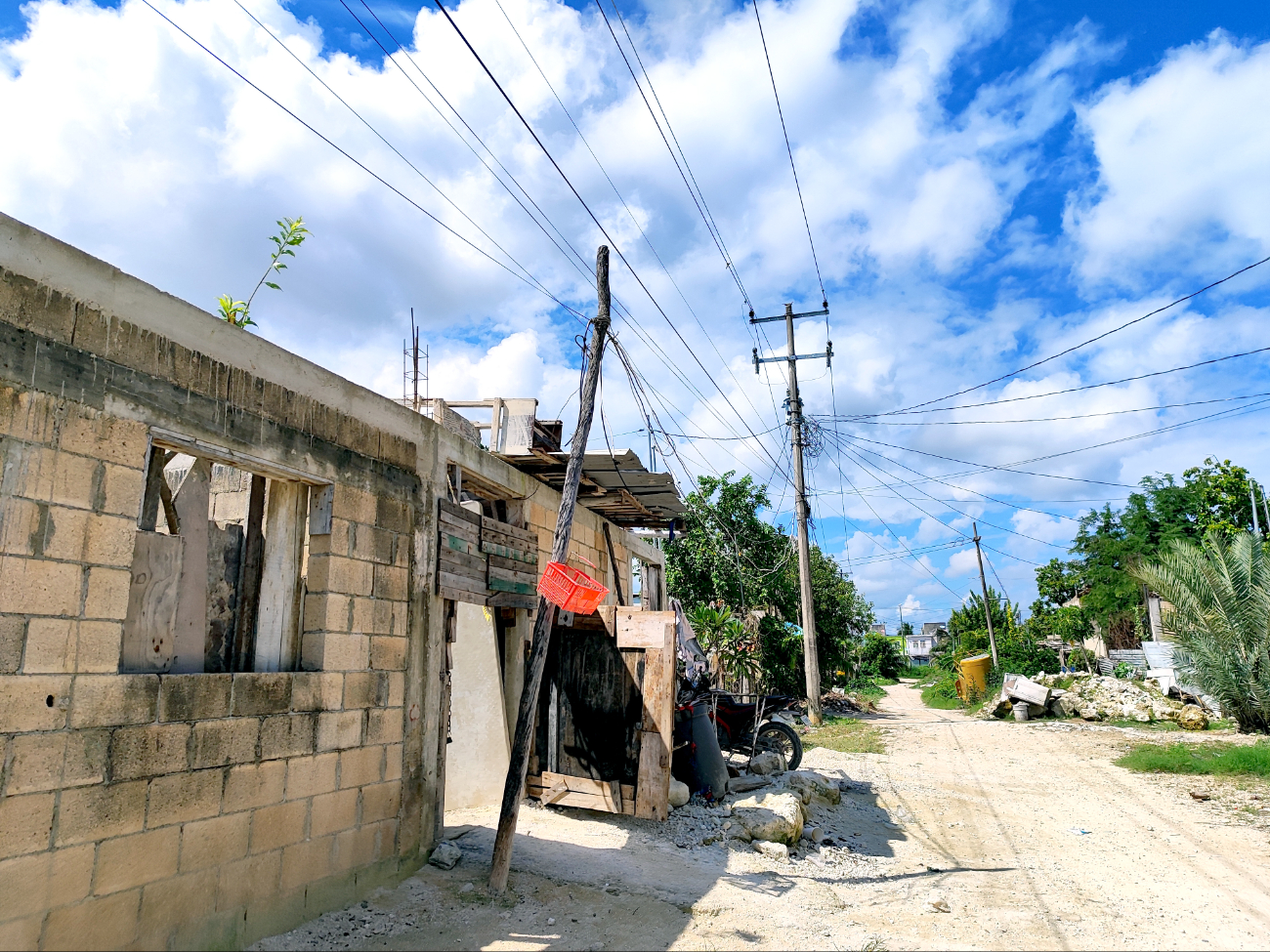 Algunos de los domicilios se han quedado en obra negra por la falta de recursos; mientras que las calles no pueden ser pavimentadaS Algunos de los domicilios se han quedado en obra negra por la falta de recursos; mientras que las calles no pueden ser pavimentadaS