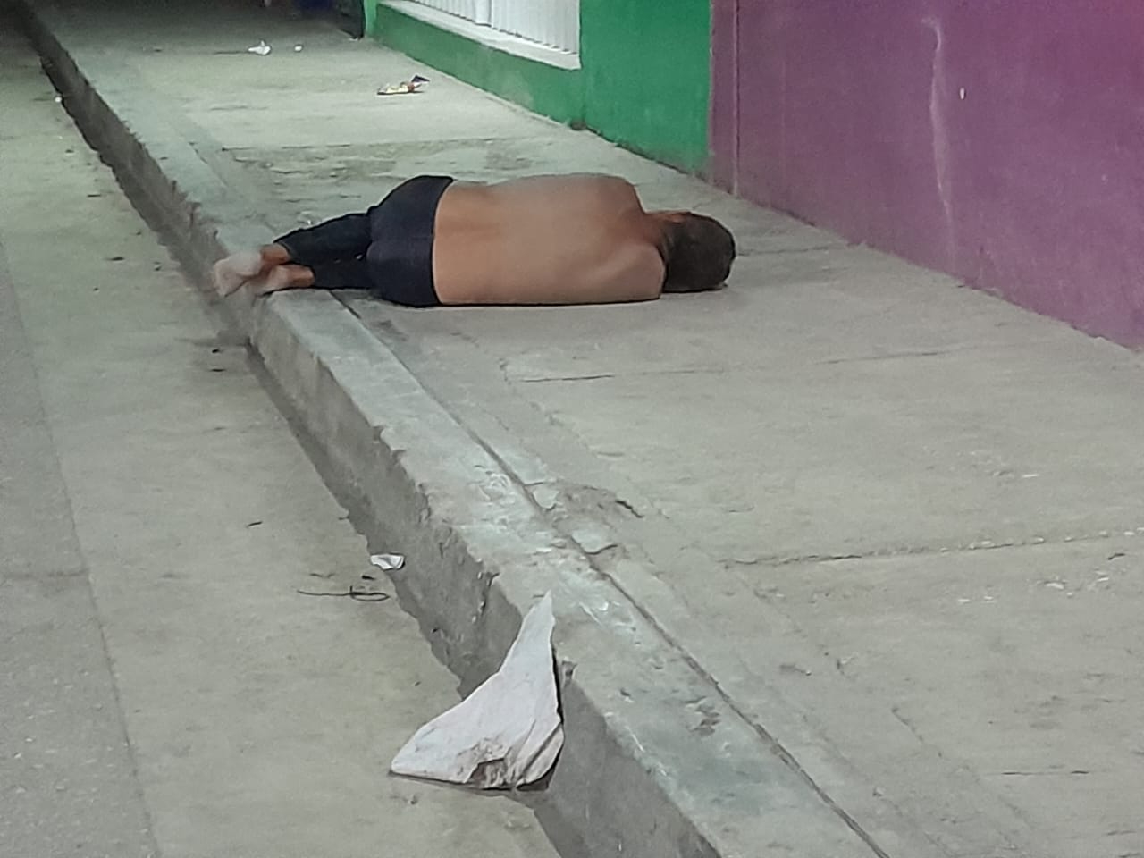 El hombre permaneció inconsciente en la calle hasta que transeúntes lo ayudaron a levantarse El hombre permaneció inconsciente en la calle hasta que transeúntes lo ayudaron a levantarse