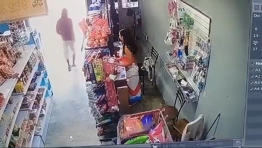 Elementos de la SPSC llegaron al lugar y acordonaron la zona, mientras la víctima planea denunciar el asalto Elementos de la SPSC llegaron al lugar y acordonaron la zona, mientras la víctima planea denunciar el asalto