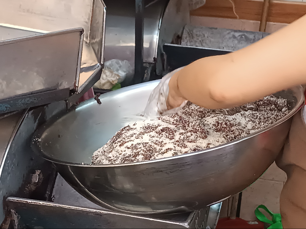 En la “chocolatera”, además de vender el grano, lo procesan, muelen y entablillan En la “chocolatera”, además de vender el grano, lo procesan, muelen y entablillan