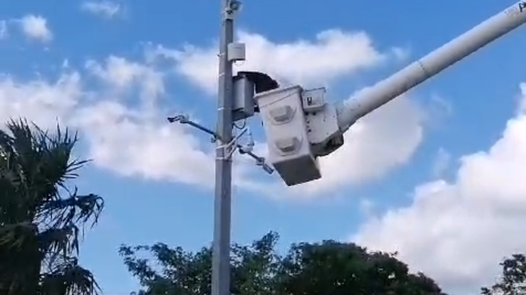Instalan/dan mantenimiento a cámaras frente a escuela secundaria en Cancún Instalan/dan mantenimiento a cámaras frente a escuela secundaria en Cancún