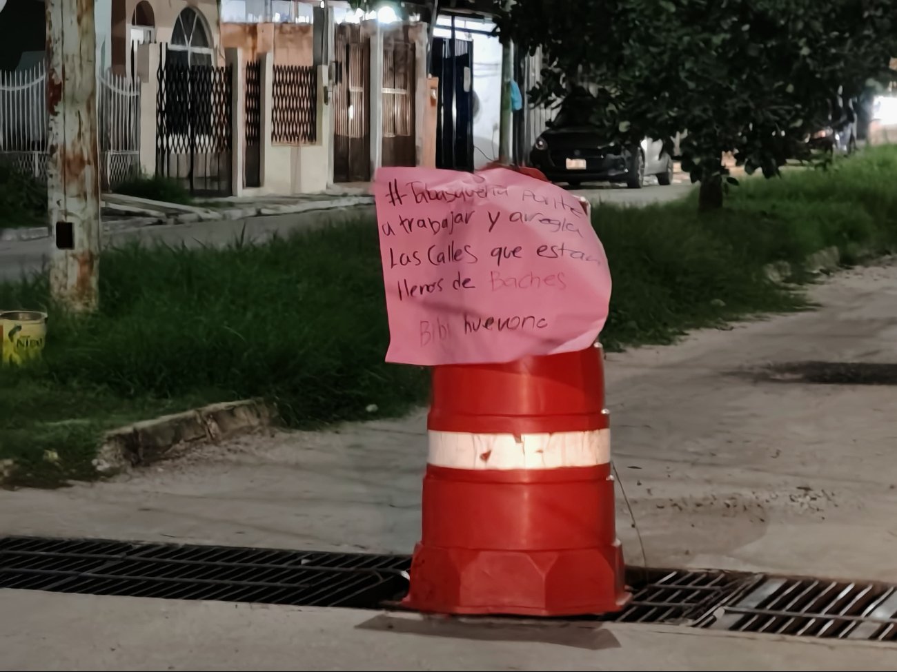 "Con carteles" campechanos protestan contra la alcaldesa por baches 
