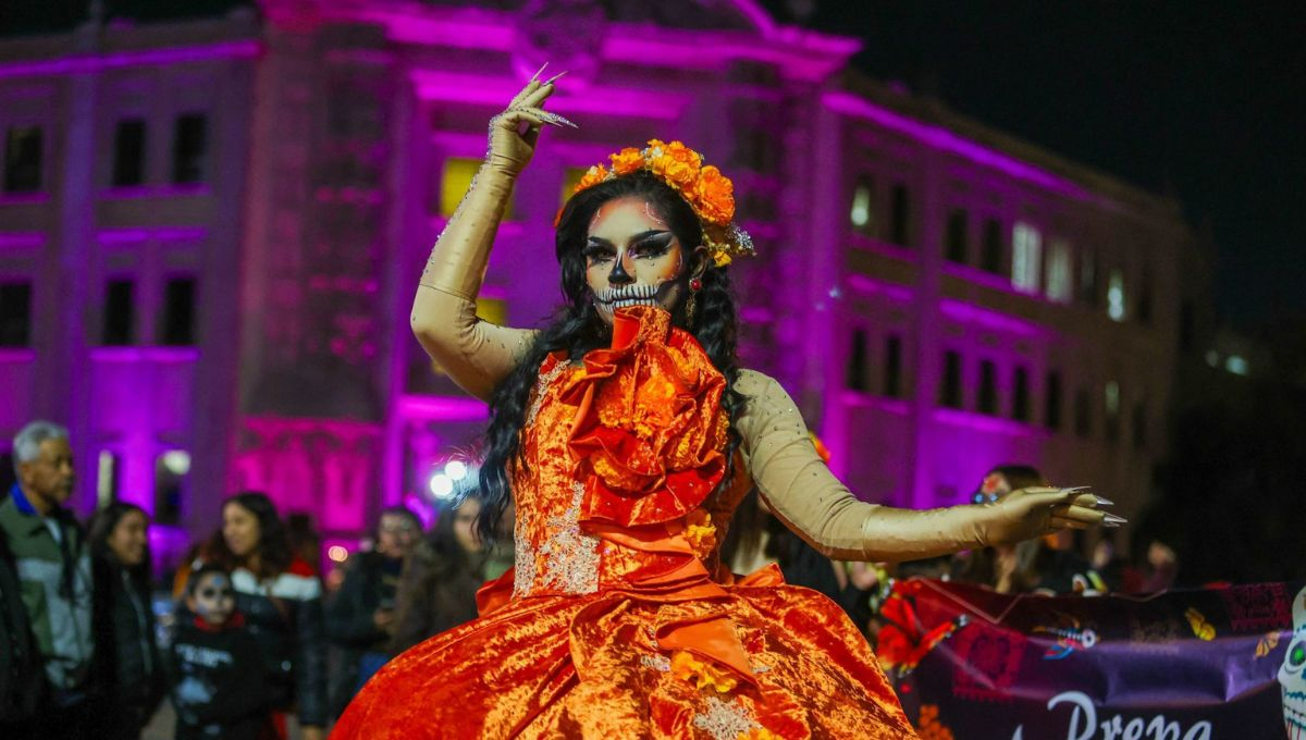 Las Catrinas y calaveras son elementos clave que adornan altares y desfiles en todo México Las Catrinas y calaveras son elementos clave que adornan altares y desfiles en todo México