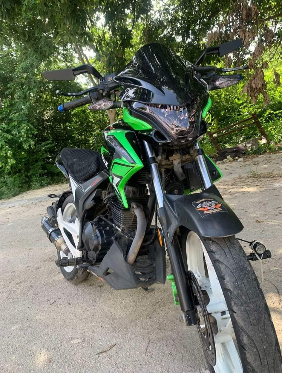 Pareja se llevan motocicleta Pareja se llevan motocicleta