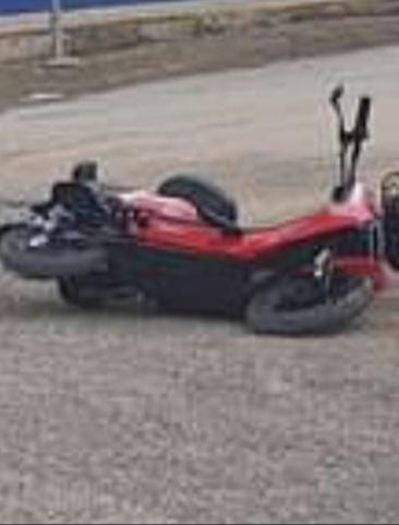 Policía Municipal encontró a los jóvenes en la escena del accidente; paramédicos los trasladaron al hospital Policía Municipal encontró a los jóvenes en la escena del accidente; paramédicos los trasladaron al hospital